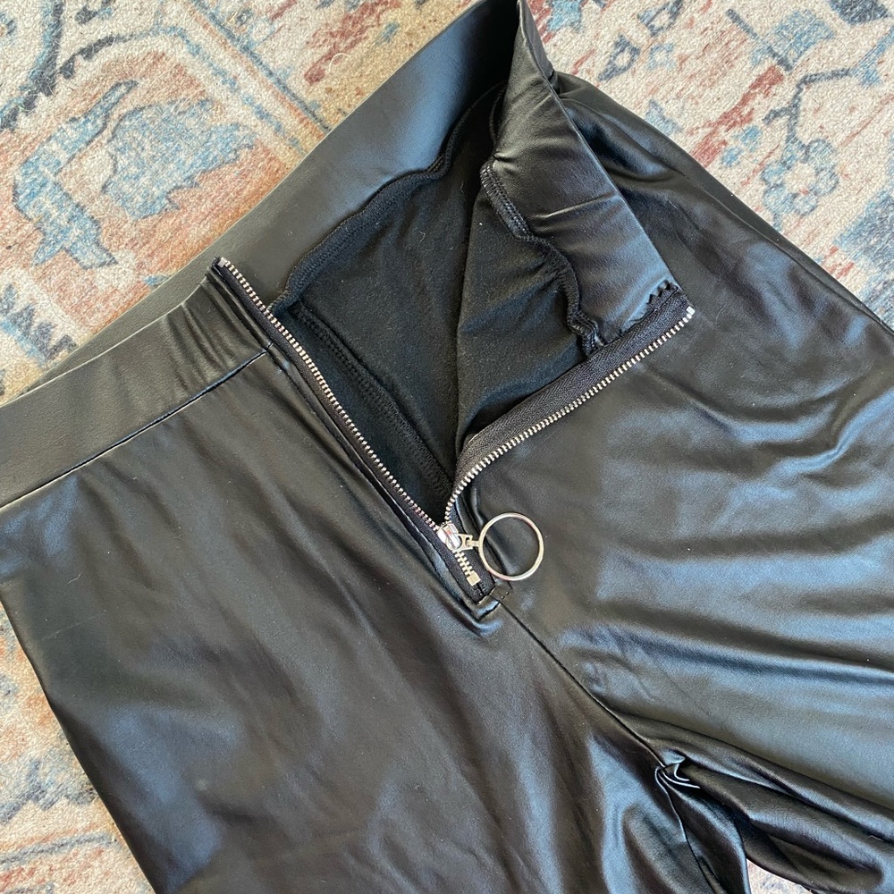 Zip faux leather pants
